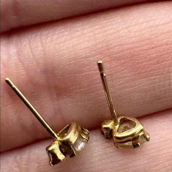 10KT Gold Heart Earrings - Picture 4 of 6